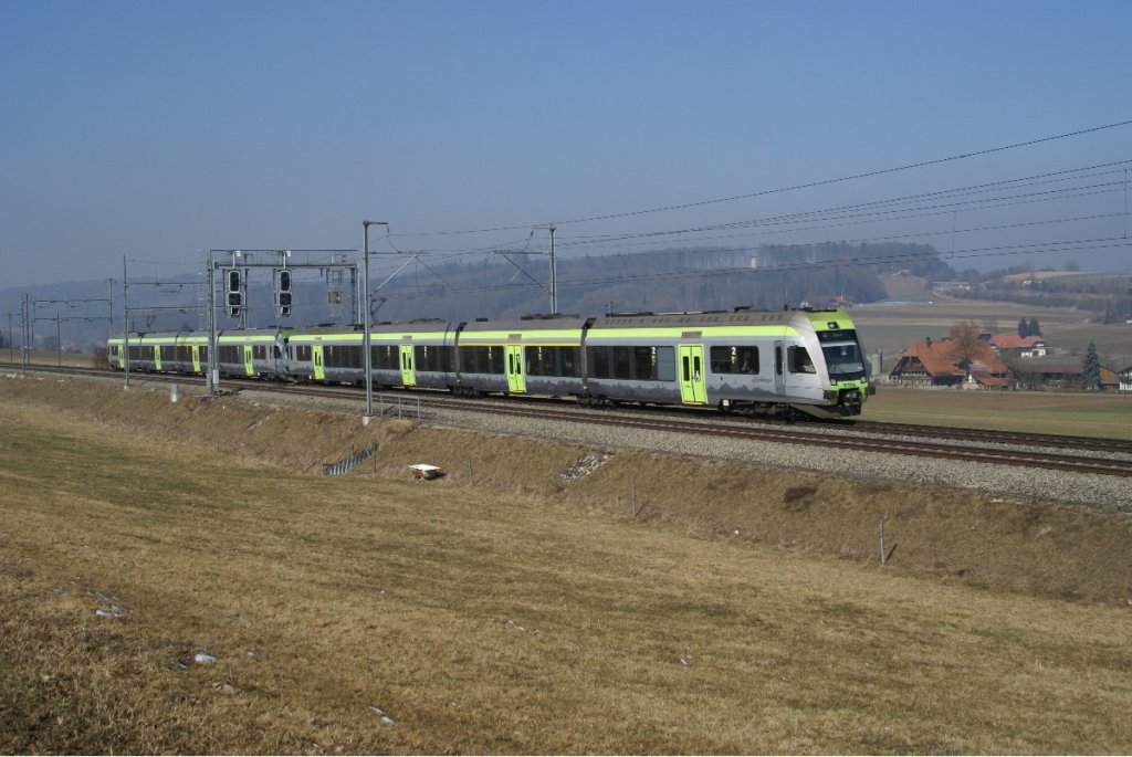 RABe 535 104-4 und RABe 535 120-0 befinden sich am 13.7.10 in Riedbach.