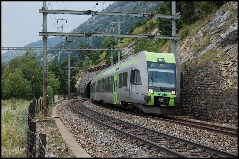 RABe 535 104 und RABe 525 007 der BLS fahren am 23. Juli 2009 als RE 3267 beim Schluchitunnel in Richtung Brig.