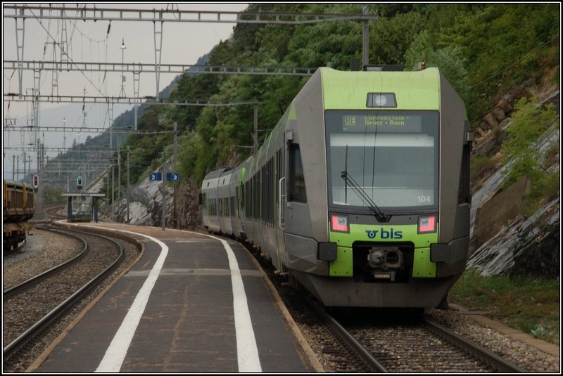 RABe 535 104 und RABe 525 007 der BLS fahren am 23. Juli 2009 als RE 3274 nach Bern den Bahnhof Hohtenn ein. Wegen Rangierarbeiten fuhr der Zug vom 'falschen' dritten Bahnsteig ab.