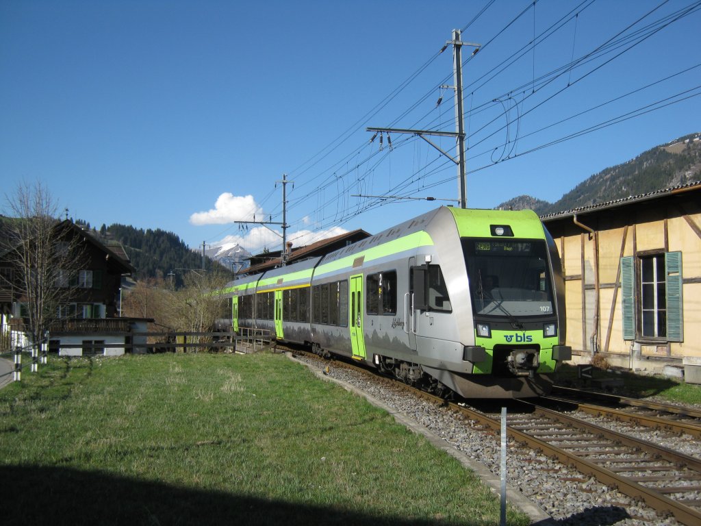 RABe 535 107 mit Regio bei Einfahrt in Zweisimmen, 02.04.2011.