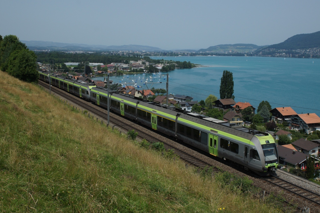 RABe 535 109-3 befindet sich am 30.6.12 an der Spitze vom RE 3177 bei Einigen.