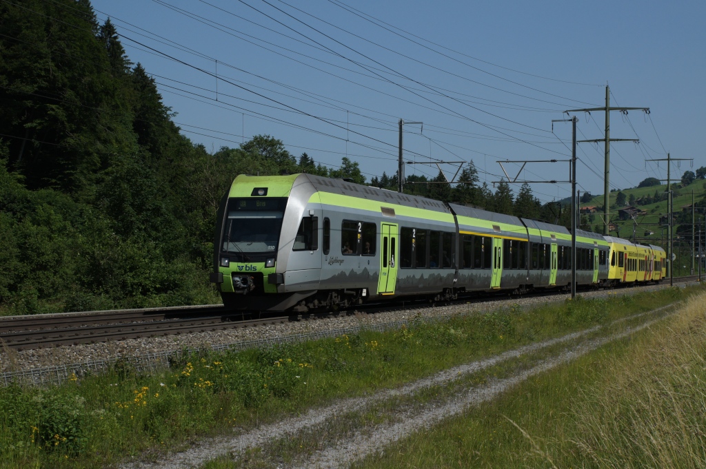 RABe 535 110-1 und RABe 525 037-8 erreichen am 30.6.12 Mlenen.