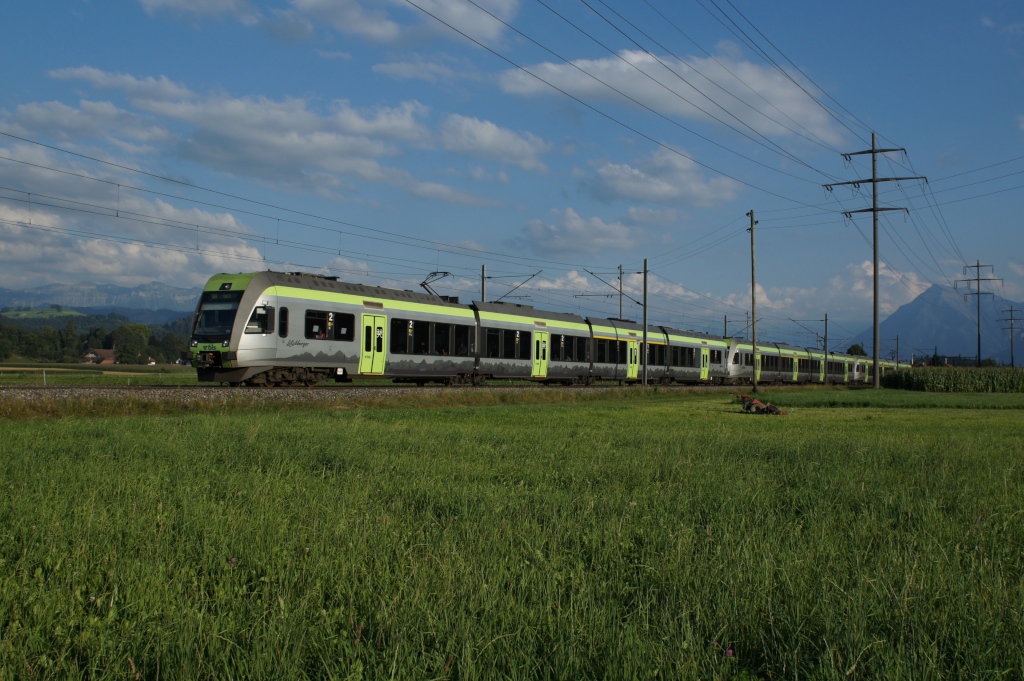 RABe 535 111-9. RABe 535 121-8 und RABe 535 114-3 fahren am 10.8.12 von Kiesen Richtung Wichtrach.