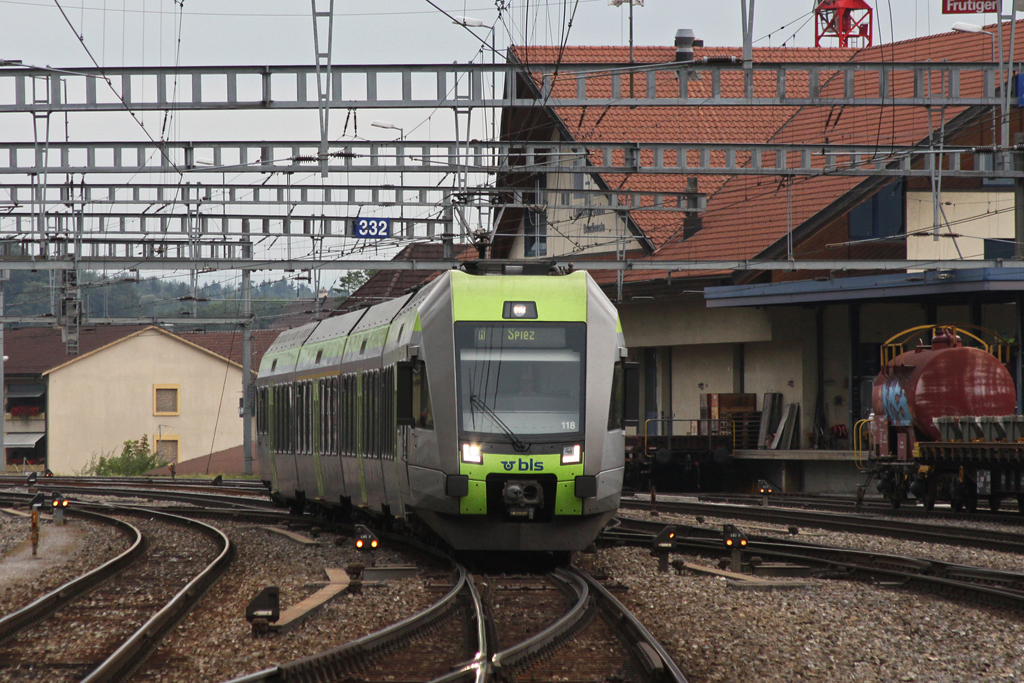 RABe 535 118 am 29.06.2011 bei der Einfahrt in Spiez. Bild wurde vom Bahnsteigende aus mit Tele gemacht.