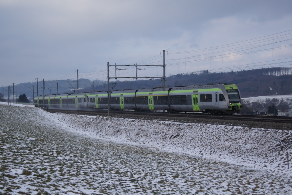 RABe 535 119-2 und RABe 535 113-5 fahren am 22.1.11 von Riedbach Richtung Bern.

