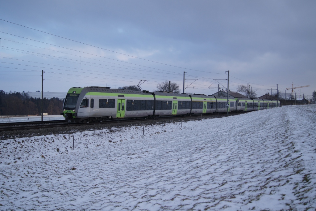 RABe 535 120-0 und RABe 535 112-7 nhern sich am 22.1.11 als S 5 nach Neuchtel Riedbach.