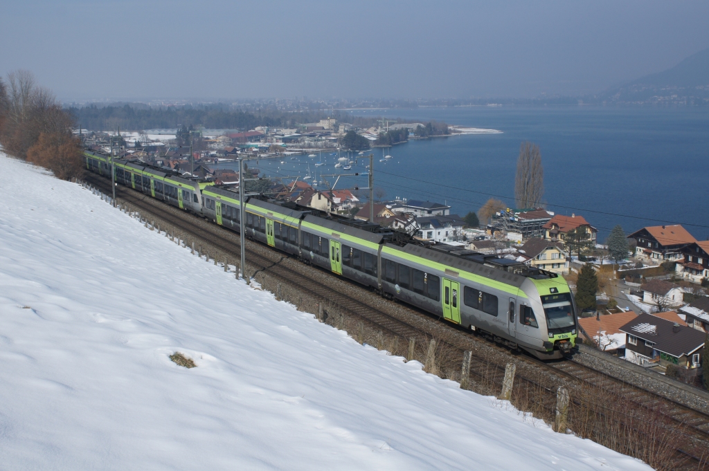 RABe 535 120-0, RABe 535 107-7 und RABe 535 119-2 befinden sich am 26.02.2013 in Einigen.