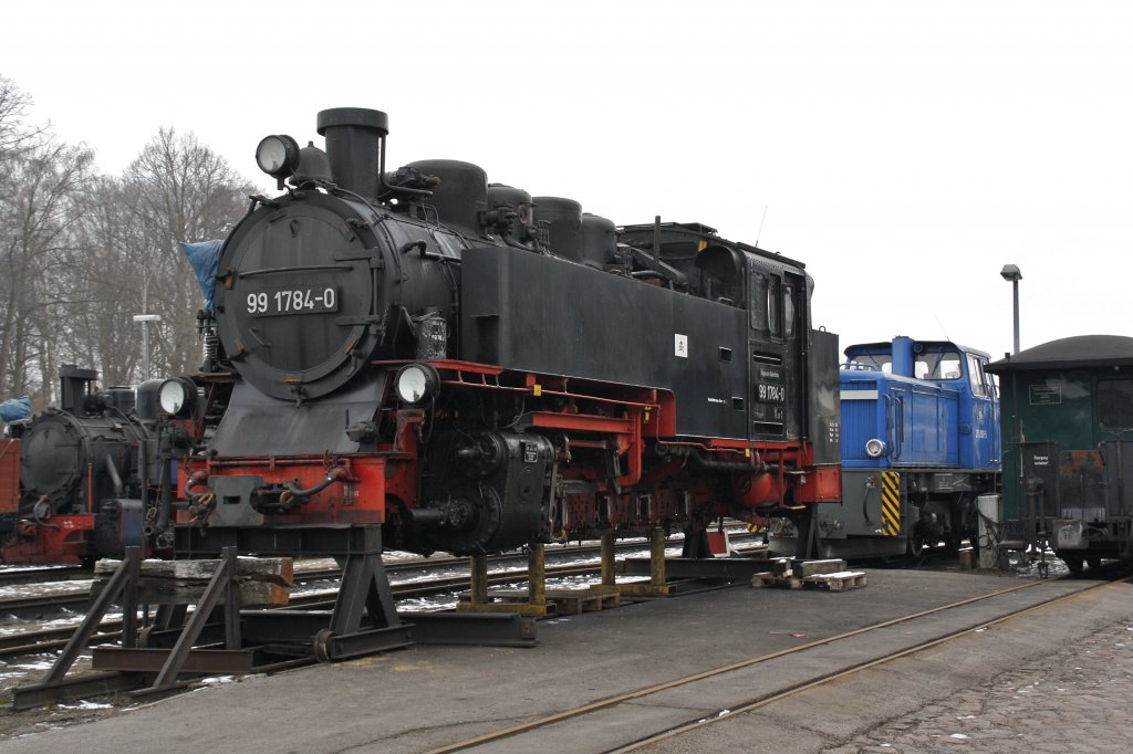 Radlos: 99 1784 aufgebockt zur Reparatur im Betriebswerk Putbus (31.01.2011)