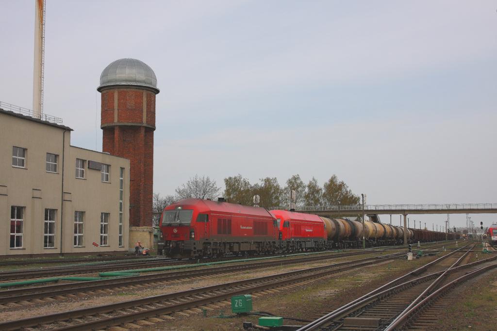 Radviliskis in Litauen am 30.04.2012.
Zwei moderne ER 20 Siemens Lokomotiven schleppen aus Nordwesten kommend
einen Tankzug in den Bahnhof. 