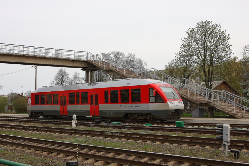 Radviliskis in Litauen am 30.4.2012.
Der moderne Triebwagen 620M021 steht im Vorfeld des Bahnhof in Hhe der Fugngerbrcke.
