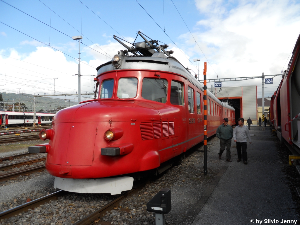 RAe 4/8 1021 am 26.9.2010 am 150 ans Arc Jurassien beim Depot Biel. Der Churchill-Pfeil kann fr Anlsse gemietet werden, und ist im Vergleich zu anderen SBB-Historic Fahrzeugen relativ oft auf dem Schweizer Schienennetz anzutreffen. 