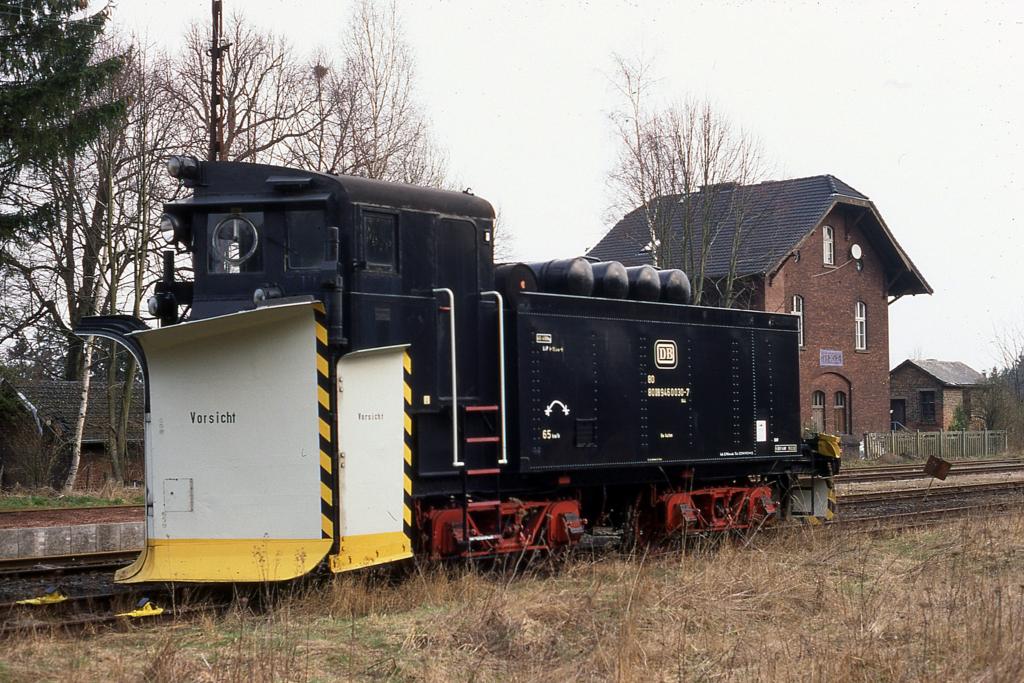 Raeren - am 5.4.1996 stand im Bahnhof Raeren 
der DB Klimaschneepflug 9650030-7.

