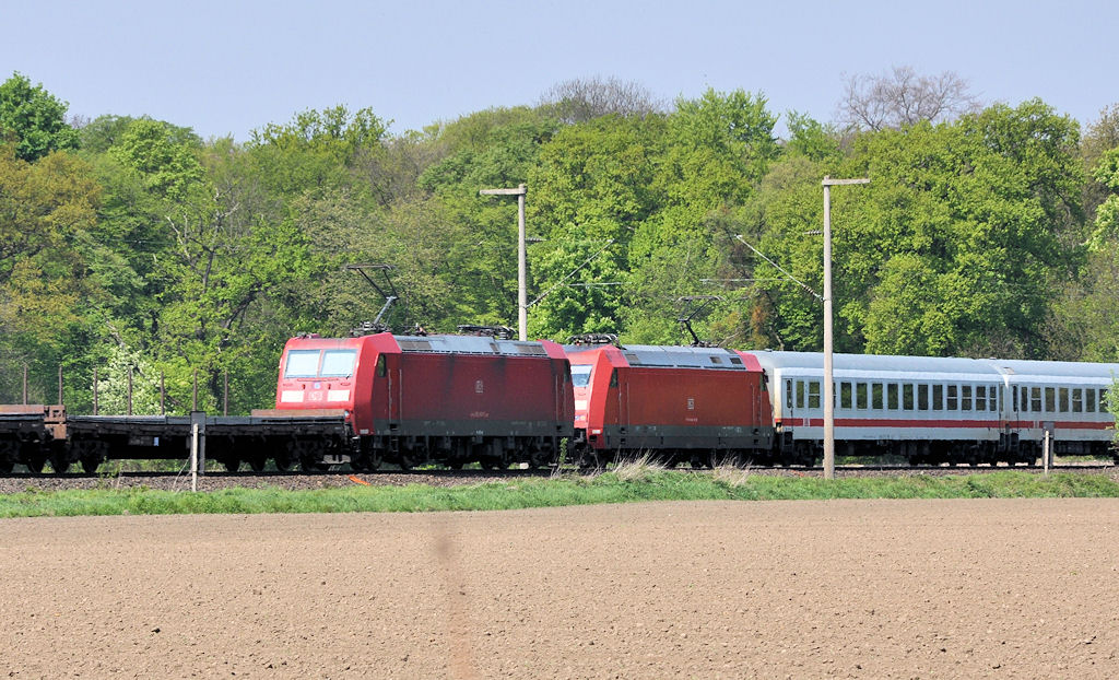 Raffiniertes neues System der DB um die Zugfolge zu verkrzen. Personen- und Gterzug als eine Einheit. Steuerwagen in Front und 2 E-Loks als  Mittelmotor . Gesehen kurz vor dem Bahnhof Brhl - 28.04.2010