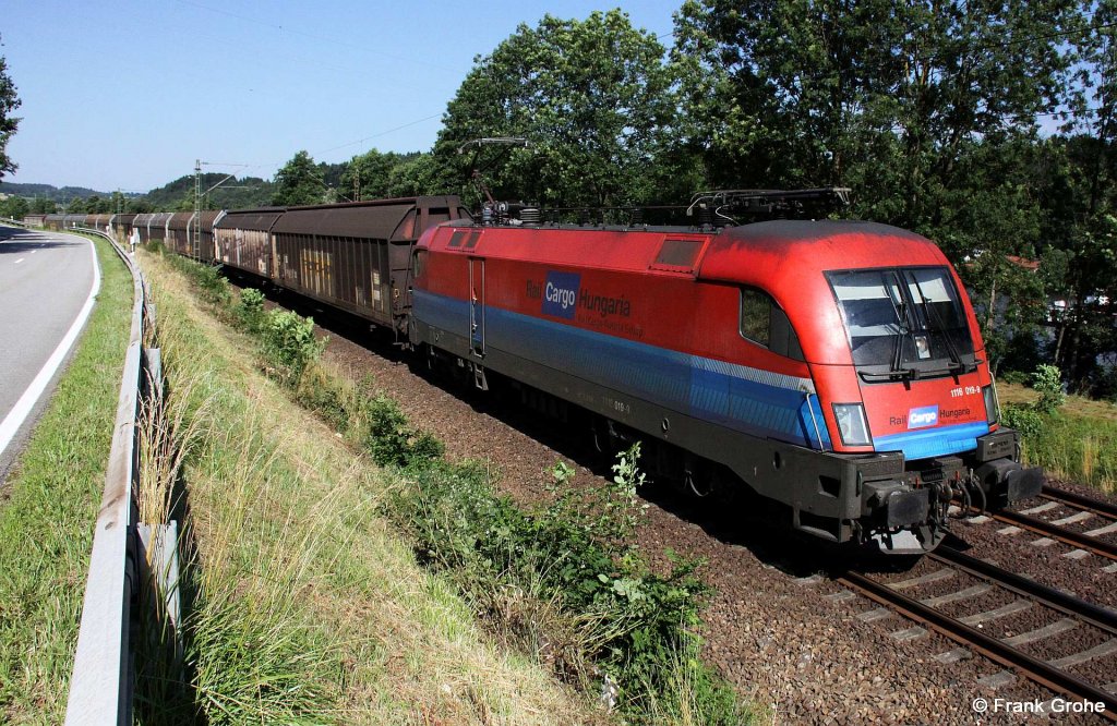 Rail Cargo Hungaria 1116 019-9 vor G�terzug Richtung Passau, KBS 880 N�rnberg - Passau, fotografiert bei Ratzing am 12.07.2011