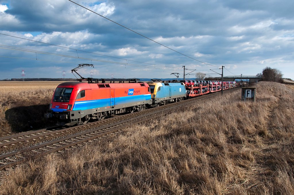 Rail Cargo Hungaria 1116 (ex MV Cargo) 1116 048 an der Spitze dieser Doppeltraktion, kurz nach Gramatneusiedl Richtung Wien. Die Aufnahme enstand am 25.02.2012.
