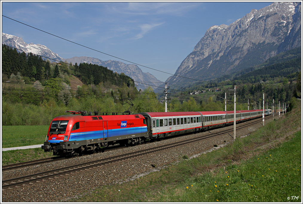  Rail Cargo Hungaria  1116.013 (auch genannt  Hochwasserlok ) zieht den OEC 111 von Mnchen nach Klagenfurt und konnte bei Pfarrwerfen, ein paar Kilometer nrdlich von Bischofshofen, mit dem Tennengebirge im Hintergrund aufgenommen werden. 20.04.2011