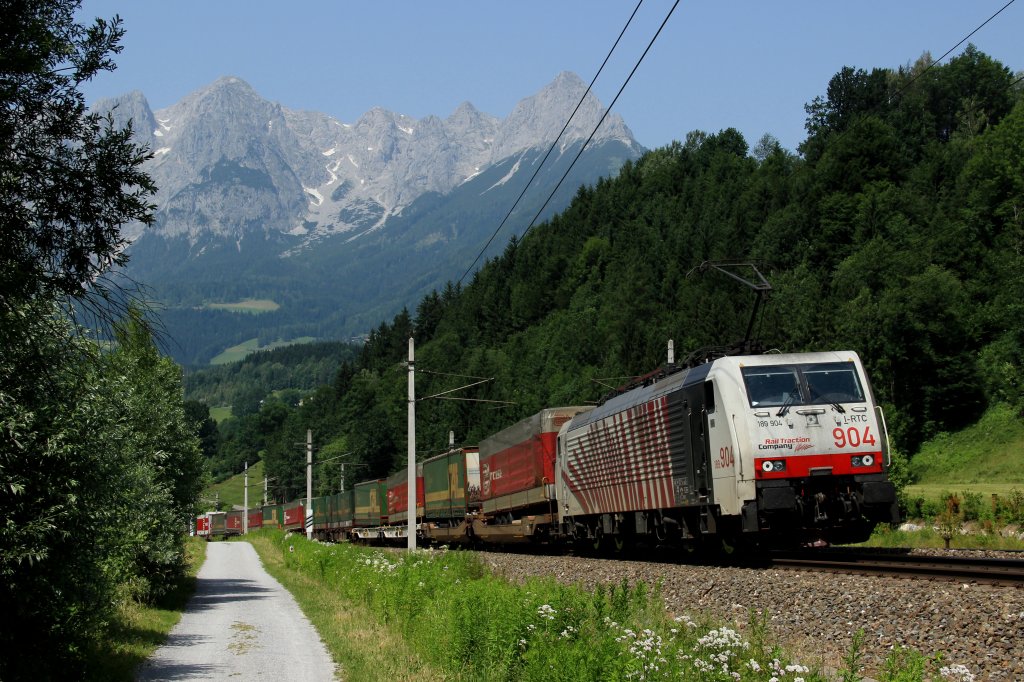 Rail Traction Company 189 904 zieht am 01.07.12 einen Lokomotion KLV von Mnchen Ost Rbf nach Tarvis. Festgehalten kurz vor Bischofshofen. 