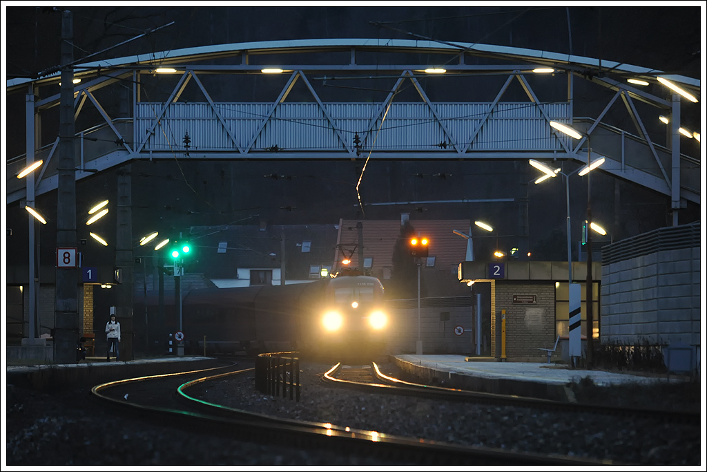 RailČienny  RJ 15750 von Graz nach Wien, am 6.1.2012 bei der Durchfahrt der Haltestelle Stbing.