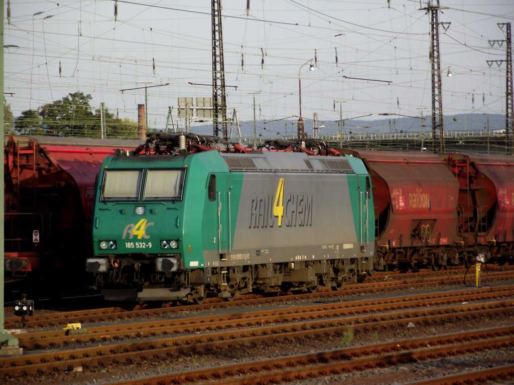 Rail4Chem 185 532-9 steht am 23.09.11 in Hanau Hbf 