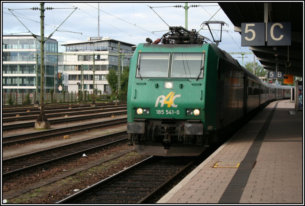 RAIL4CHEM 185 541-0 fhrt mit einem Sonderzug von der Street Parade Zrich mit Ziel Stuttgart in Singen ein, 15.08.10