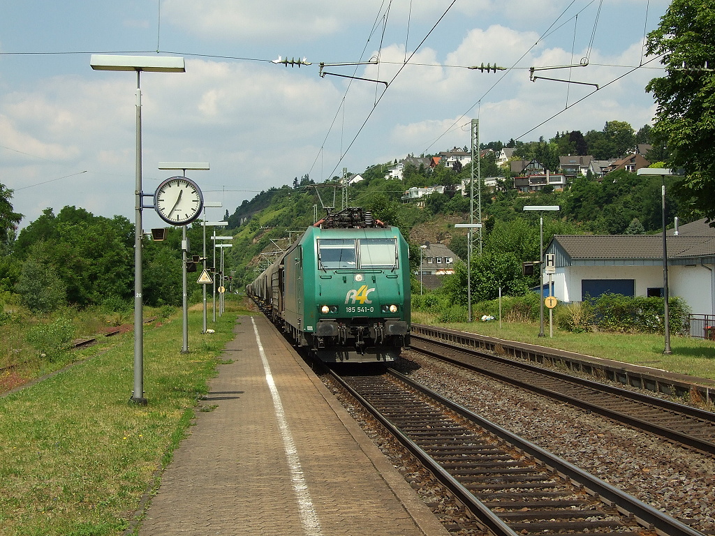 Rail4Chem 185 541-0 mit einem Gterzug in Vallendar/Rhein.26.6.2010