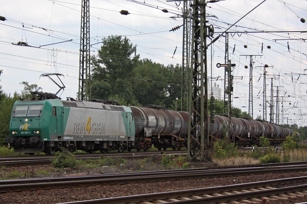 Rail4Chem 185 550 zieht am 10.8.10 einen Kesselzug durch Gremberg