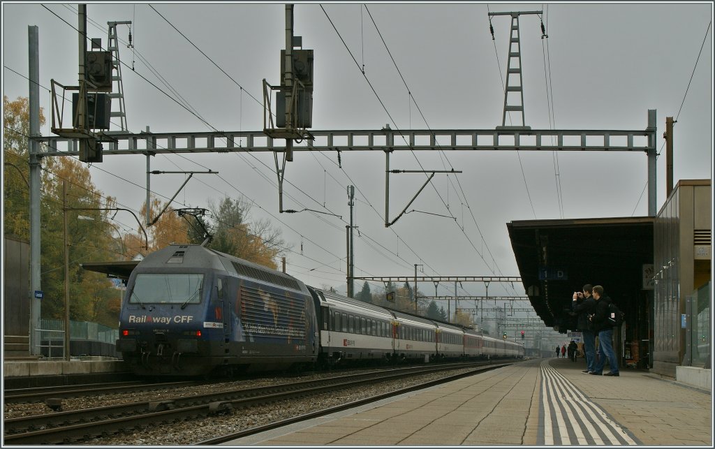 RailAway - Freizeitvergngen mit der Bahn und dazugehrt auch, obwohl so bei RailAway nicht vorgesehen, die Bahnfotografie...
Re 460 050-8 mit einem IC Richtung Basel beim Halt in Liestal am 6. Nov. 2011.
