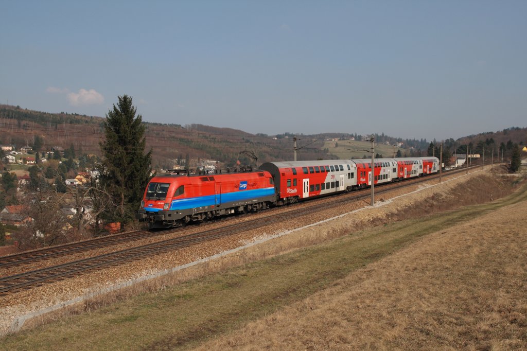 RailCargoHungaria 1116.015 im Regionalzugsverkehr auf der Westbahn. R 2024 in Eichgraben-Altlengbach, 22.03.2012