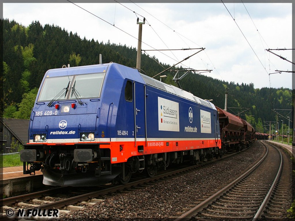 Raildox 185 409 legt am 15.5.2013 mit ihrem Schttgutzug einen Signalhalt in Frtschendorf ein