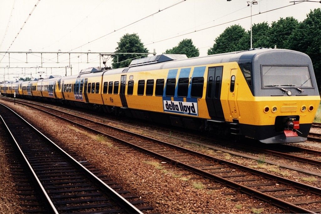  Railhoppers  2104, 2105 und 2107 whrend eine Probefahrt auf Bahnhof Meppel am 20-6-1994. Diese Triebwagen haben nur zehn Jahre gefahren. Bild und scan: Date Jan de Vries.