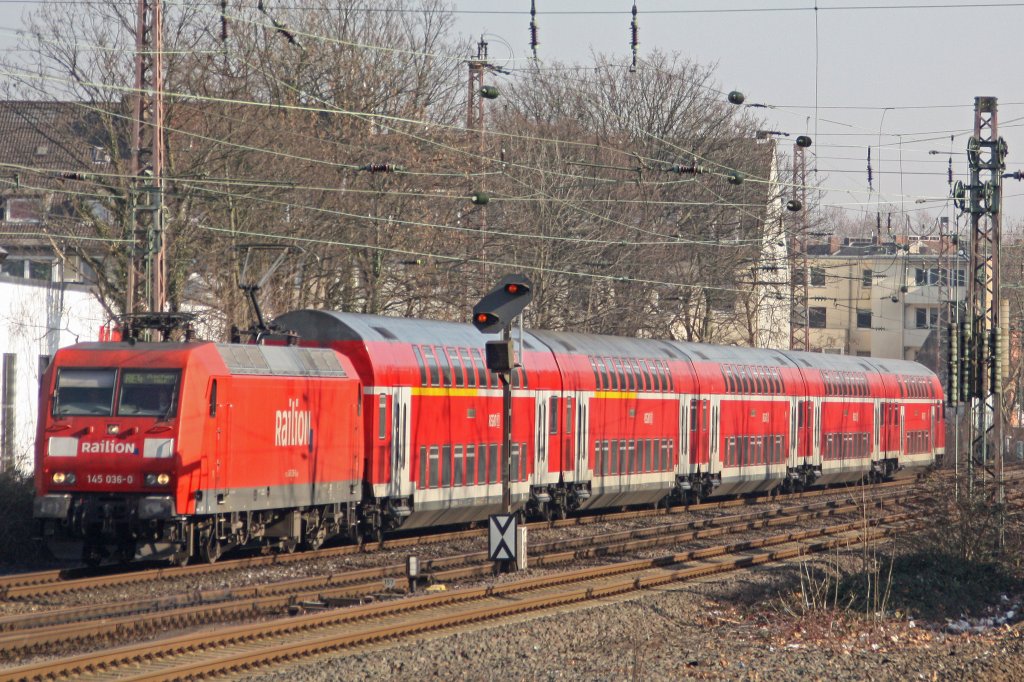Railion 145 036 zieht am 17.2.11 den RE4 nach Aachen durch D�sseldorf-Bilk