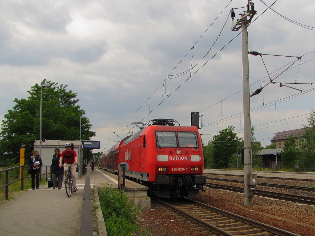 Railion 145 039-4 mit dem RE 10577  SAXONIA  von Leipzig Hbf nach Dresden Hbf, bei der Ausfahrt in Oschatz Hbf; 09.06.2011