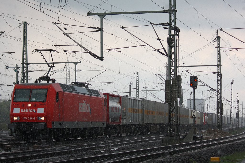 Railion 145 046 am 12.4.12 mit einem KLV bei einem heftigen Hagelschauer in Oberhausen-West.