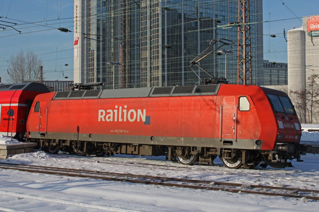 Railion 145 046 schiebt ihren RE 2 am 30.12.10 in den Essener Hbf.Grund fr die 145er Einstze ist Lokmangel in NRW