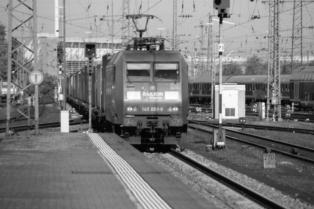 Railion 145003-0 durchfhrt am 29.10.2010 den Badischen Bahnhof in Basel.