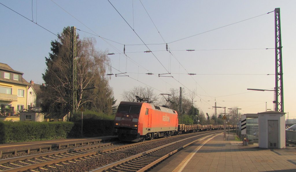 Railion 152 018-8 mit einem gemischten Gterzug Richtung Koblenz, in Erbach (Rheingau); 29.03.2011