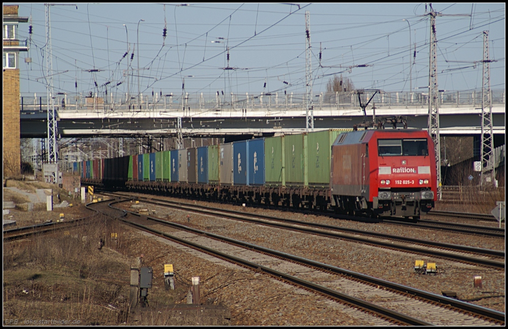 Railion 152 025-3 mit Containerzug (gesehen Berlin Schnefeld Flughafen 19.03.2011)