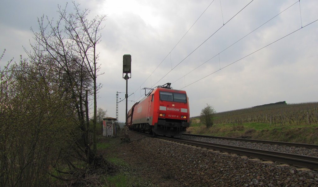 Railion 152 037-8 mit einem Kohlezug Richtung Wiesbaden, bei Erbach (Rheingau); 30.03.2011