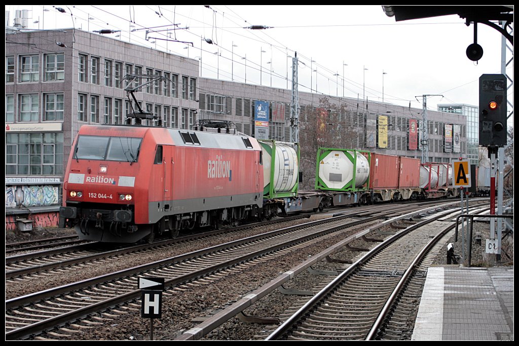 Railion 152 044-4 mit Wechselpritschen (Berlin Kpenick, 13.03.2010)
