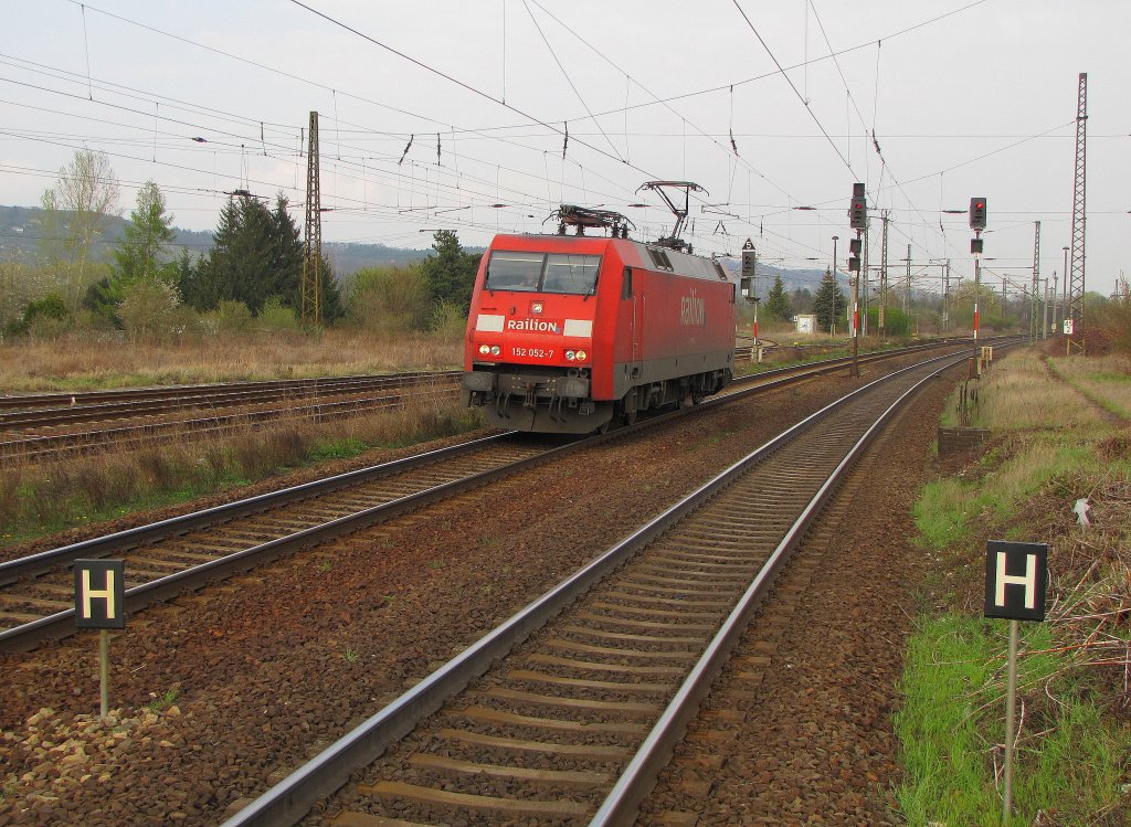 Railion 152 052-7 als Tfzf Richtung Groheringen, am 13.04.2012 in Naumburg (S) Hbf.