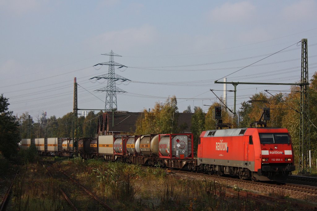 Railion 152 058 am 25.10.11 mit einem Gterzug bei der Durchfahrt durch Hamburg-Unterelbe.