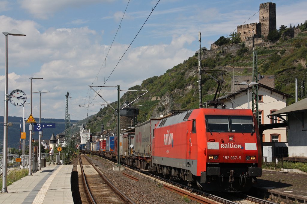 Railion 152 067 am 17.8.11 mit einem Gterzug bei der Durchfahrt durch Kaub.