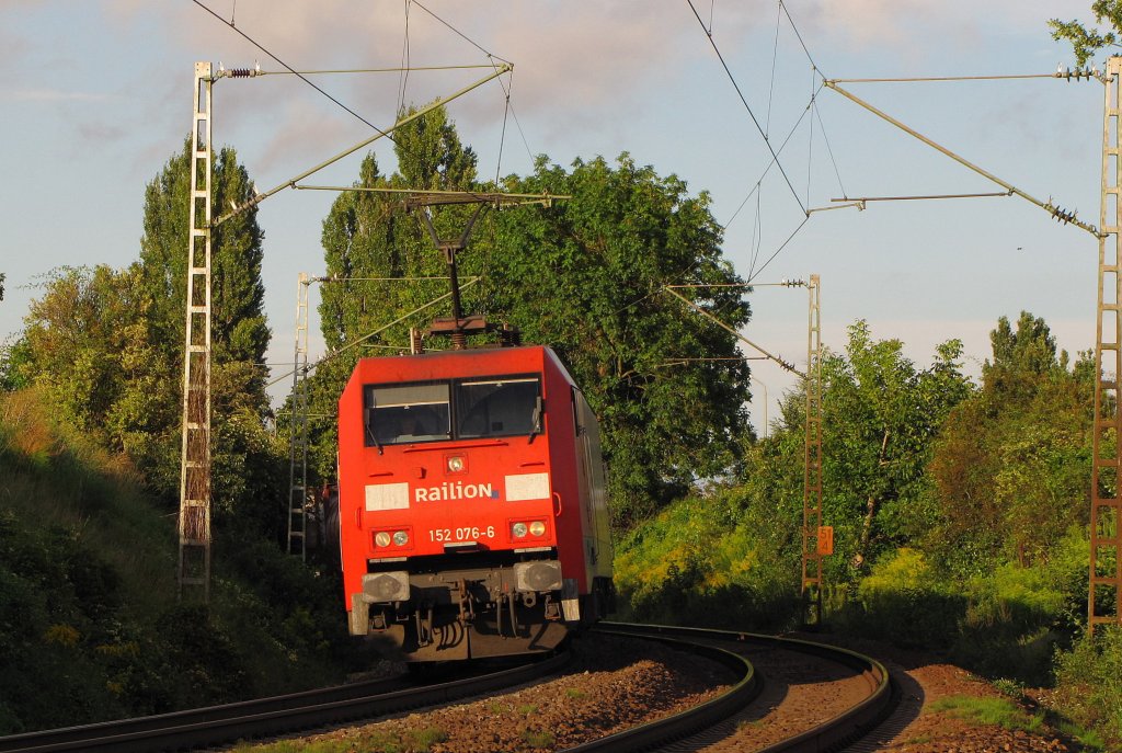 Railion 152 076-6 (91 80 6152 076-6 D-DB) mit einem G�terzug Richtung Koblenz, bei Erbach (Rheingau); 14.08.2011