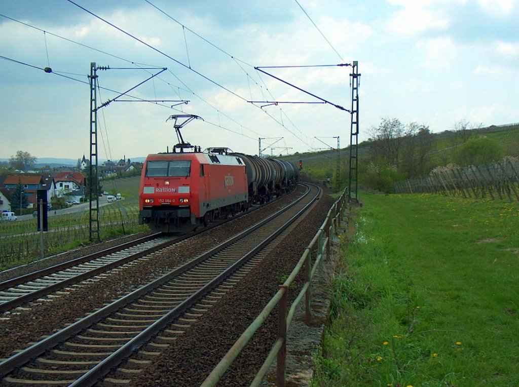 Railion 152 084-0 mit einem Kesselwagenzug Richtung Wiesbaden, bei Hattenheim; 16.04.2008