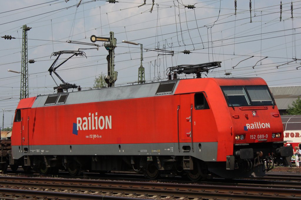 Railion 152 089 am 21.5.11 bei der Durchfahrt durch Koblenz-L�tzel.