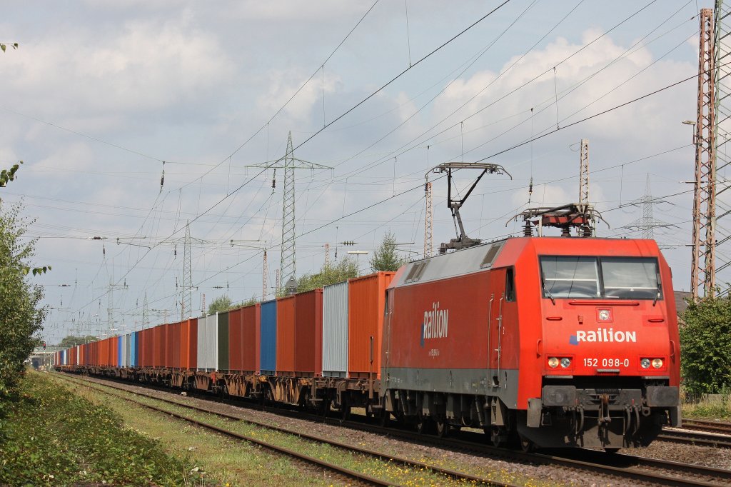 Railion 152 098 am 15.9.12 mit einem  Militrzug  in Ratingen-Lintorf.In den Containern waren Sachen fr das Militr.