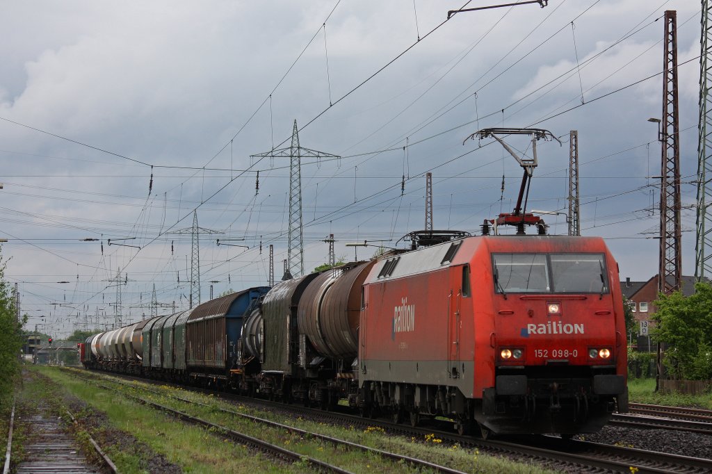 Railion 152 098 am 9.5.12 mit einem gemischten Gterzug bei der Durchfahrt durch Ratingen-Lintorf.