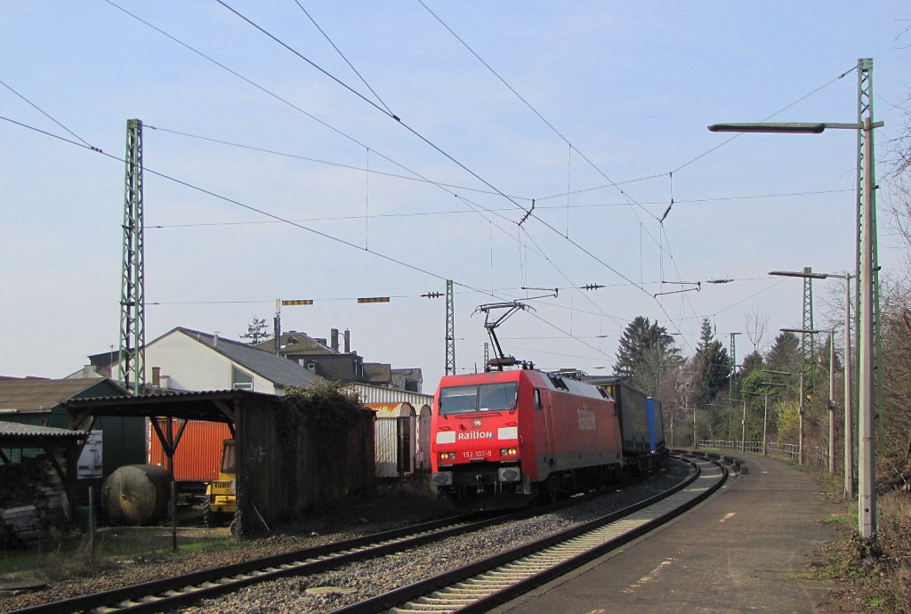Railion 152 107-9 mit dem TEC 43255 (LKW Walter KLV) von Kln Eifeltor nach Verona Q. E., in Erbach (Rheingau); 24.03.2010