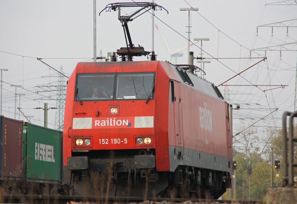 Railion 152 190 verlsst am 28.10.11 solo den Gbf Alte Sderelb in Hamburg-Waltershof in Richtung Hamburg-Moorburg.