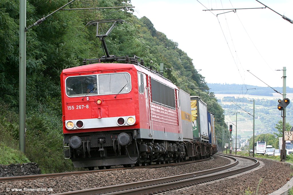 Railion 155 267 mit ein Gterzug an die linke Rheinstrecke nordlich von Bacharach.